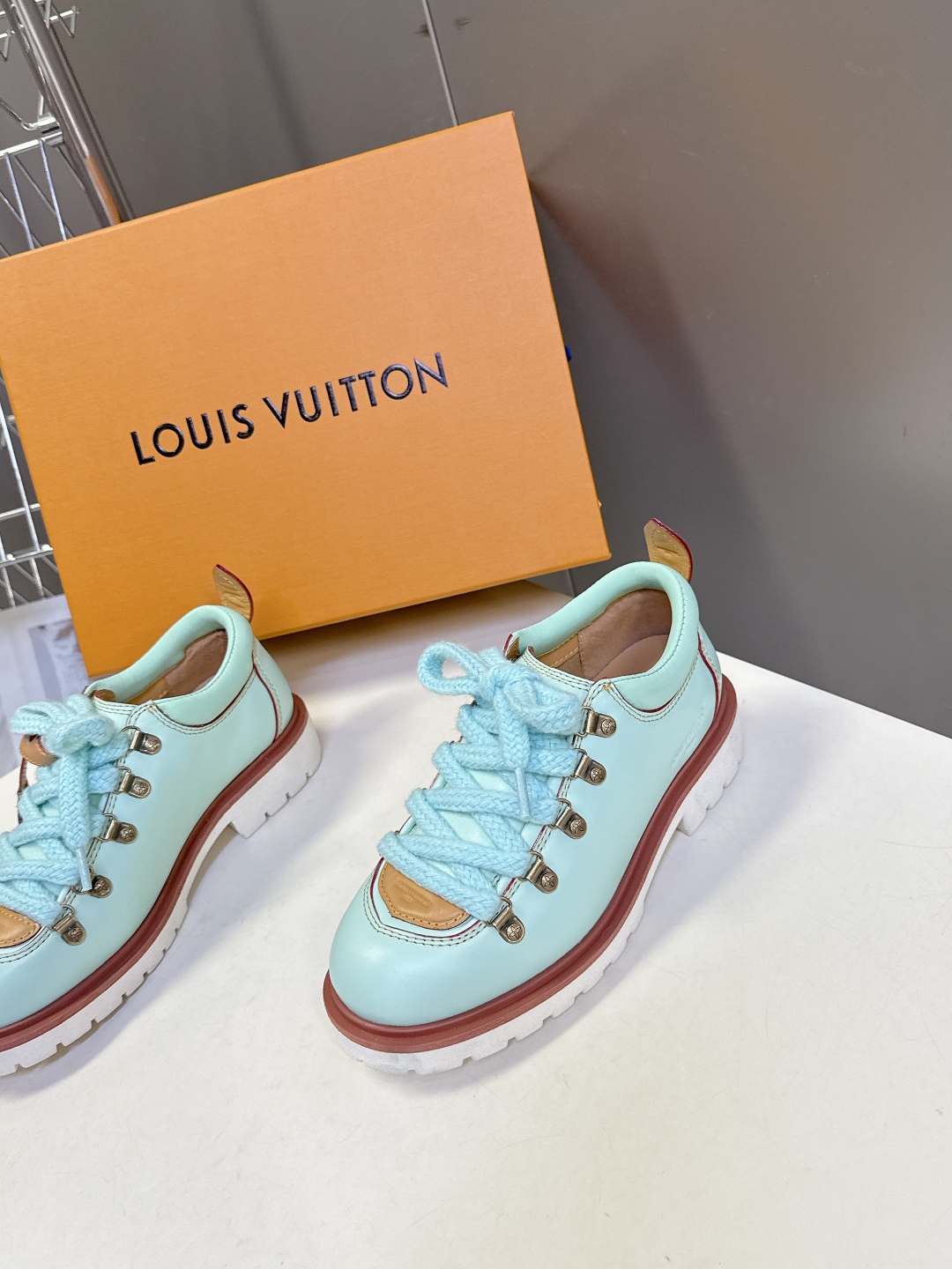  Louis vuiteeon 路易威登最新情侣款系带厚底乐福鞋 德比鞋
 这款松糕厚底系列今年非常爆和