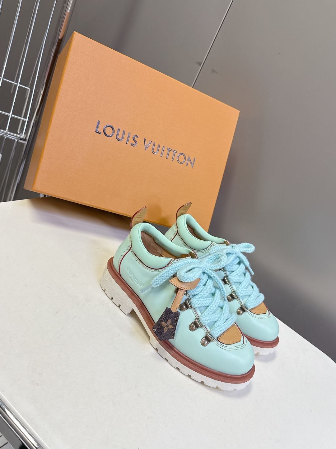  Louis vuiteeon 路易威登最新情侣款系带厚底乐福鞋 德比鞋
 这款松糕厚底系列今年非常爆和