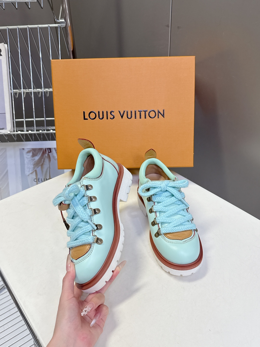  Louis vuiteeon 路易威登最新情侣款系带厚底乐福鞋 德比鞋
 这款松糕厚底系列今年非常爆和