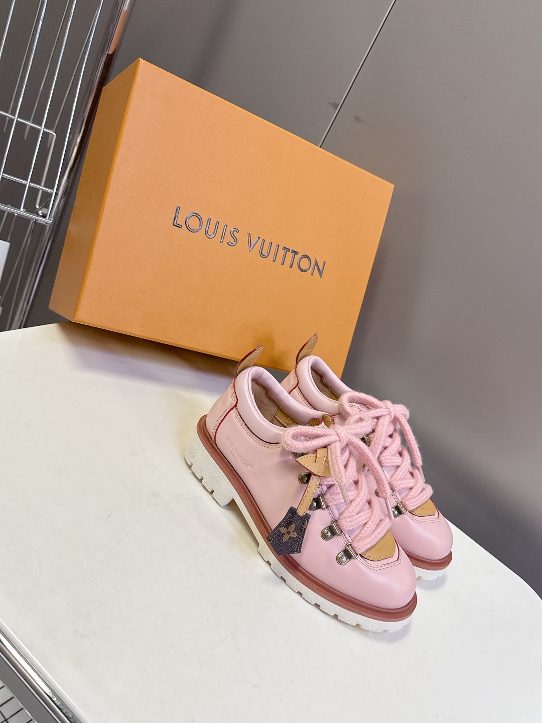  Louis vuiteeon 路易威登最新情侣款系带厚底乐福鞋 德比鞋
 这款松糕厚底系列今年非常爆和