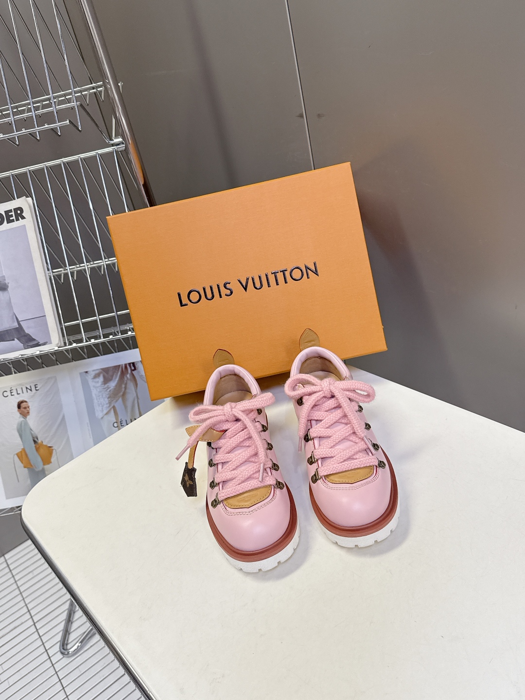  Louis vuiteeon 路易威登最新情侣款系带厚底乐福鞋 德比鞋
 这款松糕厚底系列今年非常爆和