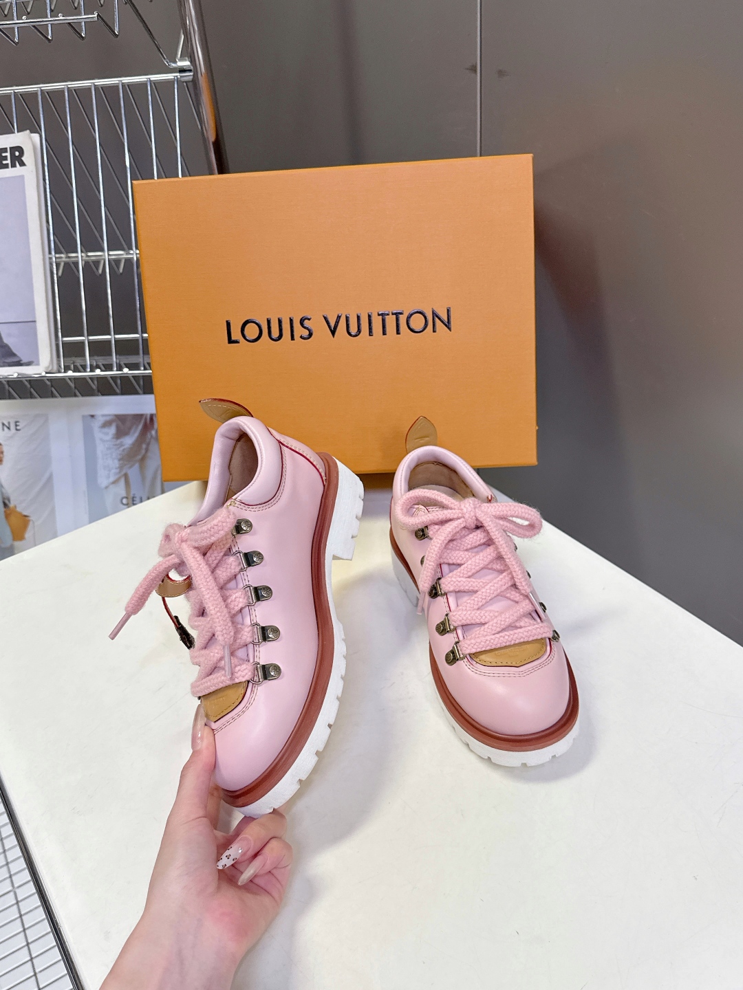  Louis vuiteeon 路易威登最新情侣款系带厚底乐福鞋 德比鞋
 这款松糕厚底系列今年非常爆和