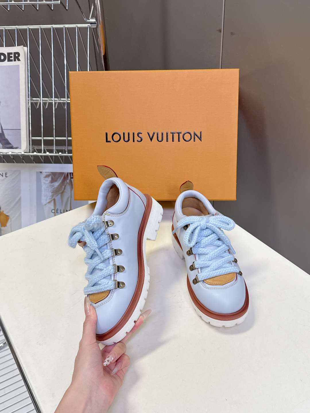  Louis vuiteeon 路易威登最新情侣款系带厚底乐福鞋 德比鞋
 这款松糕厚底系列今年非常爆和