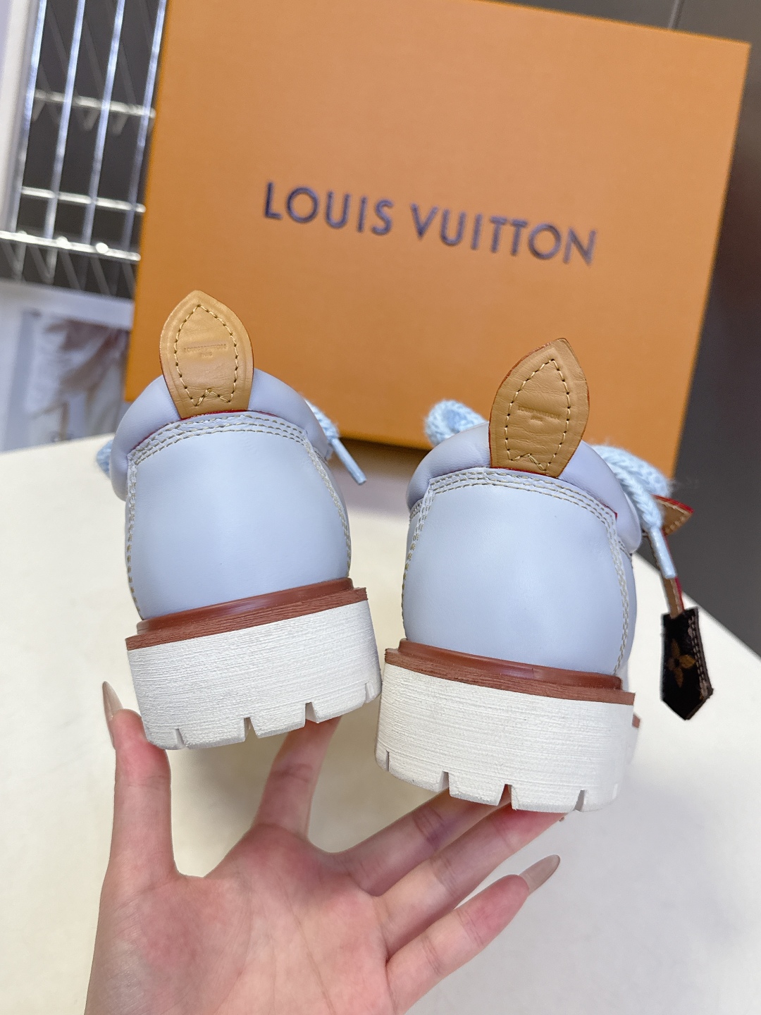  Louis vuiteeon 路易威登最新情侣款系带厚底乐福鞋 德比鞋
 这款松糕厚底系列今年非常爆和