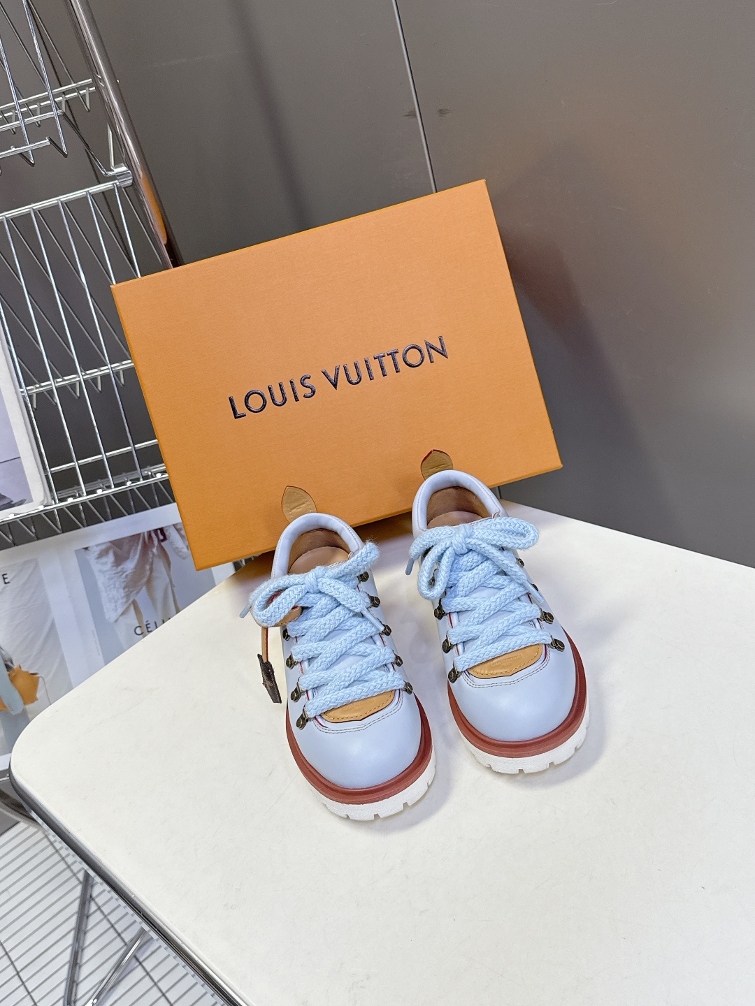  Louis vuiteeon 路易威登最新情侣款系带厚底乐福鞋 德比鞋
 这款松糕厚底系列今年非常爆和