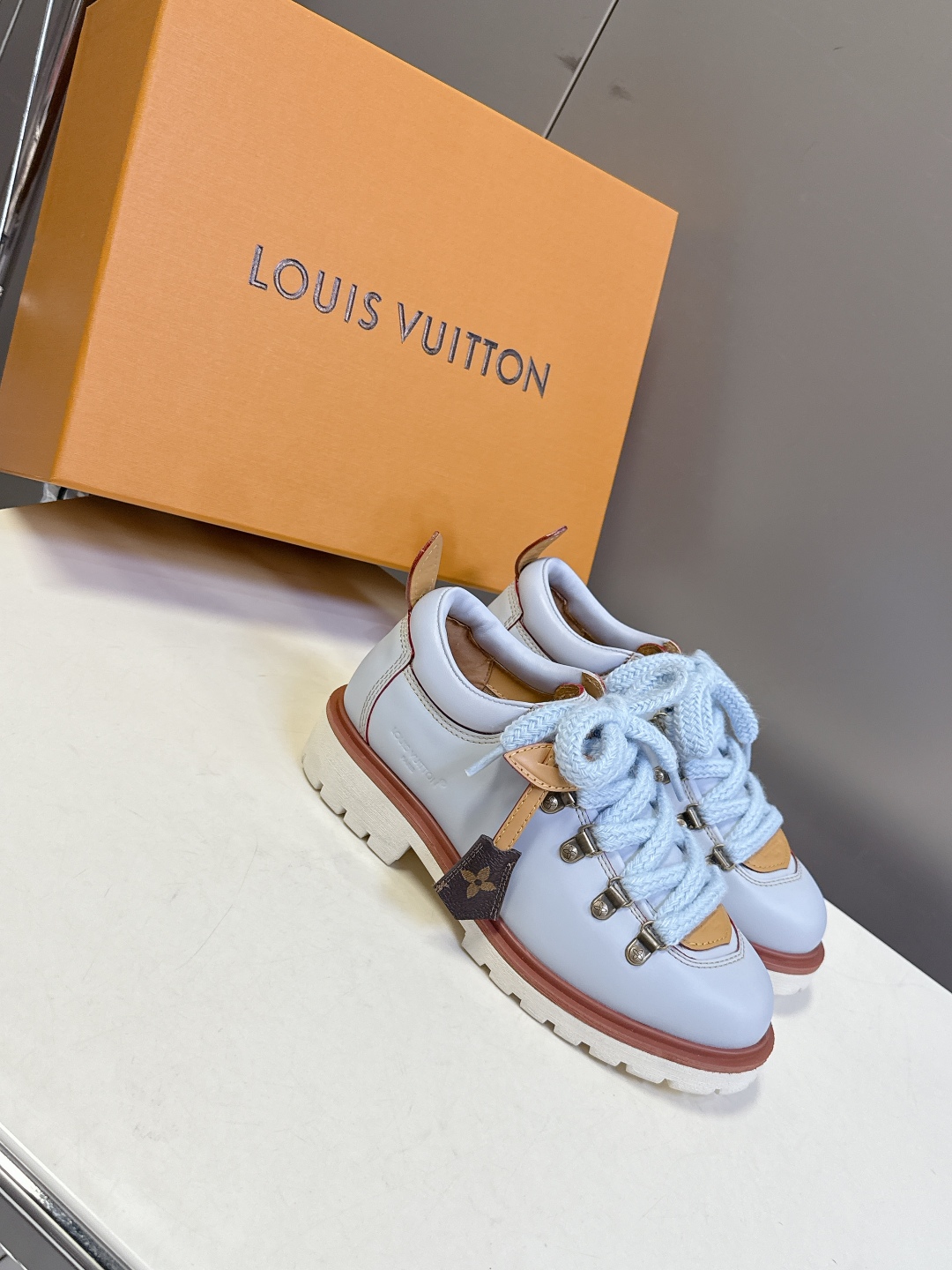  Louis vuiteeon 路易威登最新情侣款系带厚底乐福鞋 德比鞋
 这款松糕厚底系列今年非常爆和