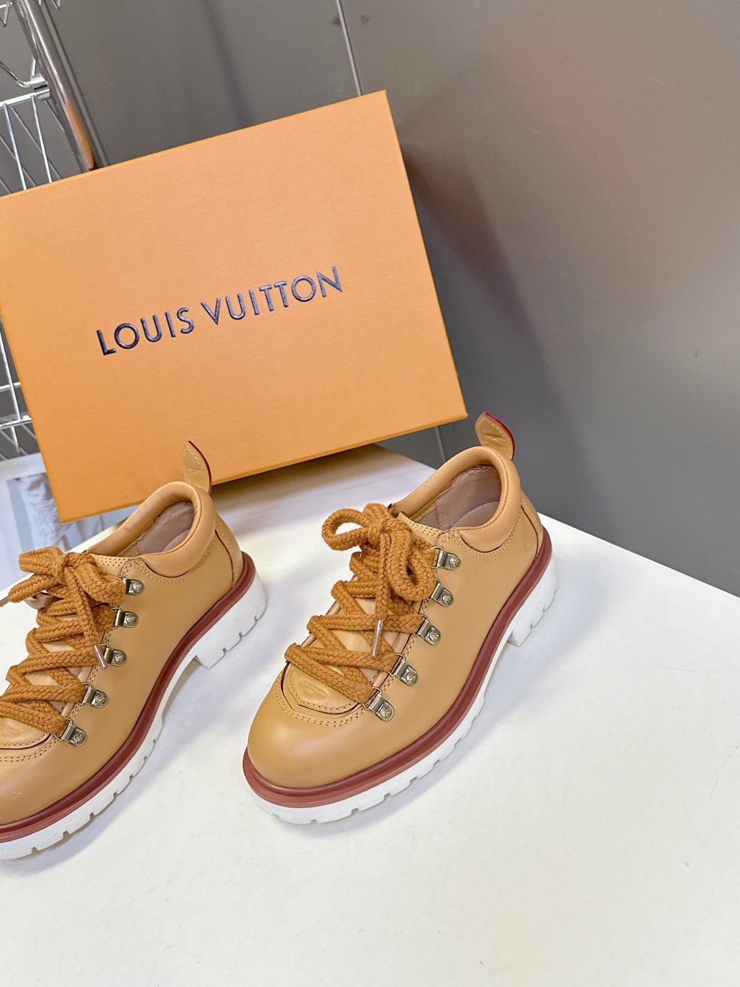  Louis vuiteeon 路易威登最新情侣款系带厚底乐福鞋 德比鞋
 这款松糕厚底系列今年非常爆和