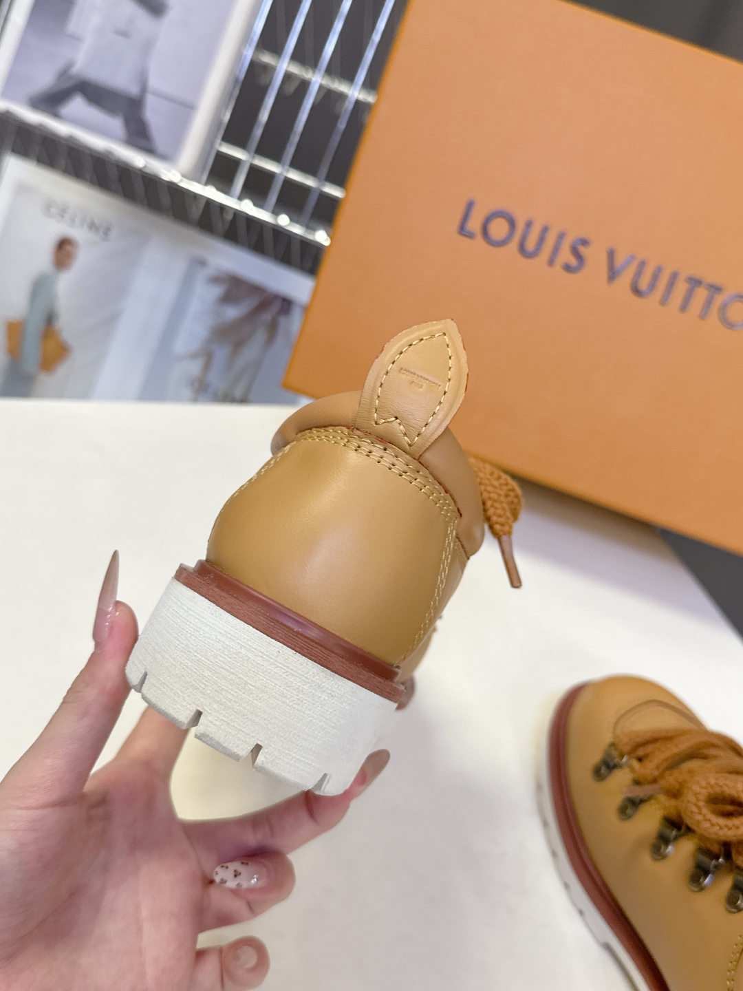  Louis vuiteeon 路易威登最新情侣款系带厚底乐福鞋 德比鞋
 这款松糕厚底系列今年非常爆和