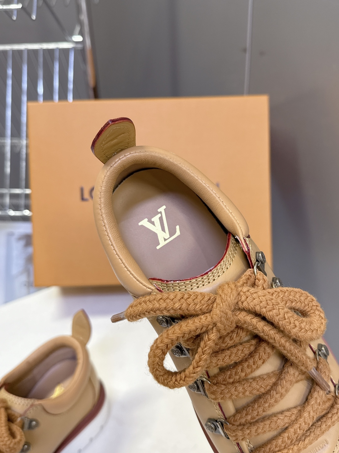  Louis vuiteeon 路易威登最新情侣款系带厚底乐福鞋 德比鞋
 这款松糕厚底系列今年非常爆和