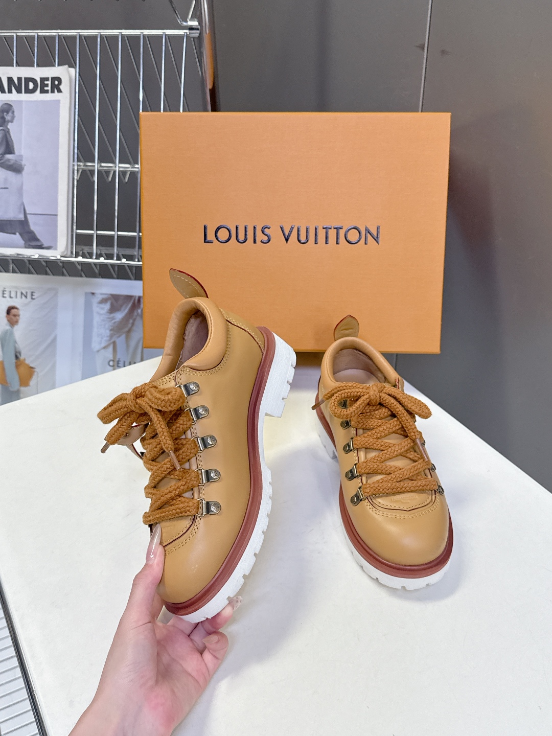  Louis vuiteeon 路易威登最新情侣款系带厚底乐福鞋 德比鞋
 这款松糕厚底系列今年非常爆和