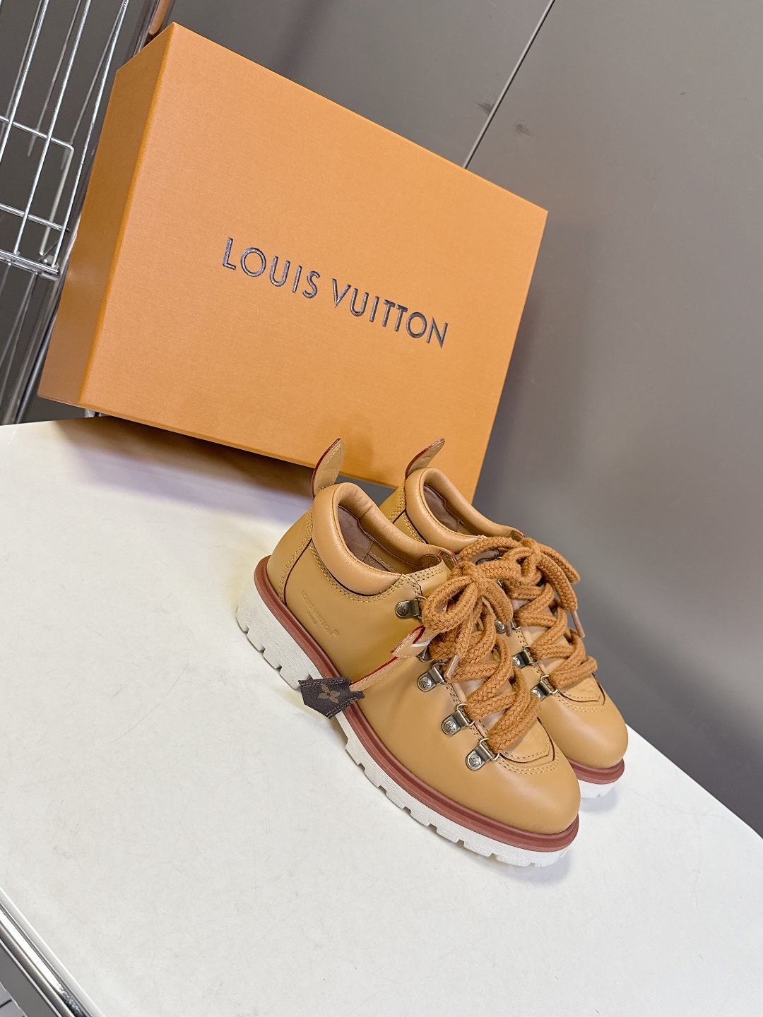  Louis vuiteeon 路易威登最新情侣款系带厚底乐福鞋 德比鞋
 这款松糕厚底系列今年非常爆和
