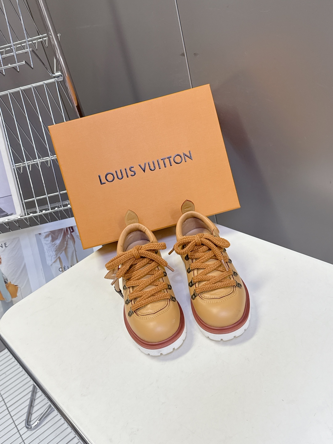  Louis vuiteeon 路易威登最新情侣款系带厚底乐福鞋 德比鞋
 这款松糕厚底系列今年非常爆和