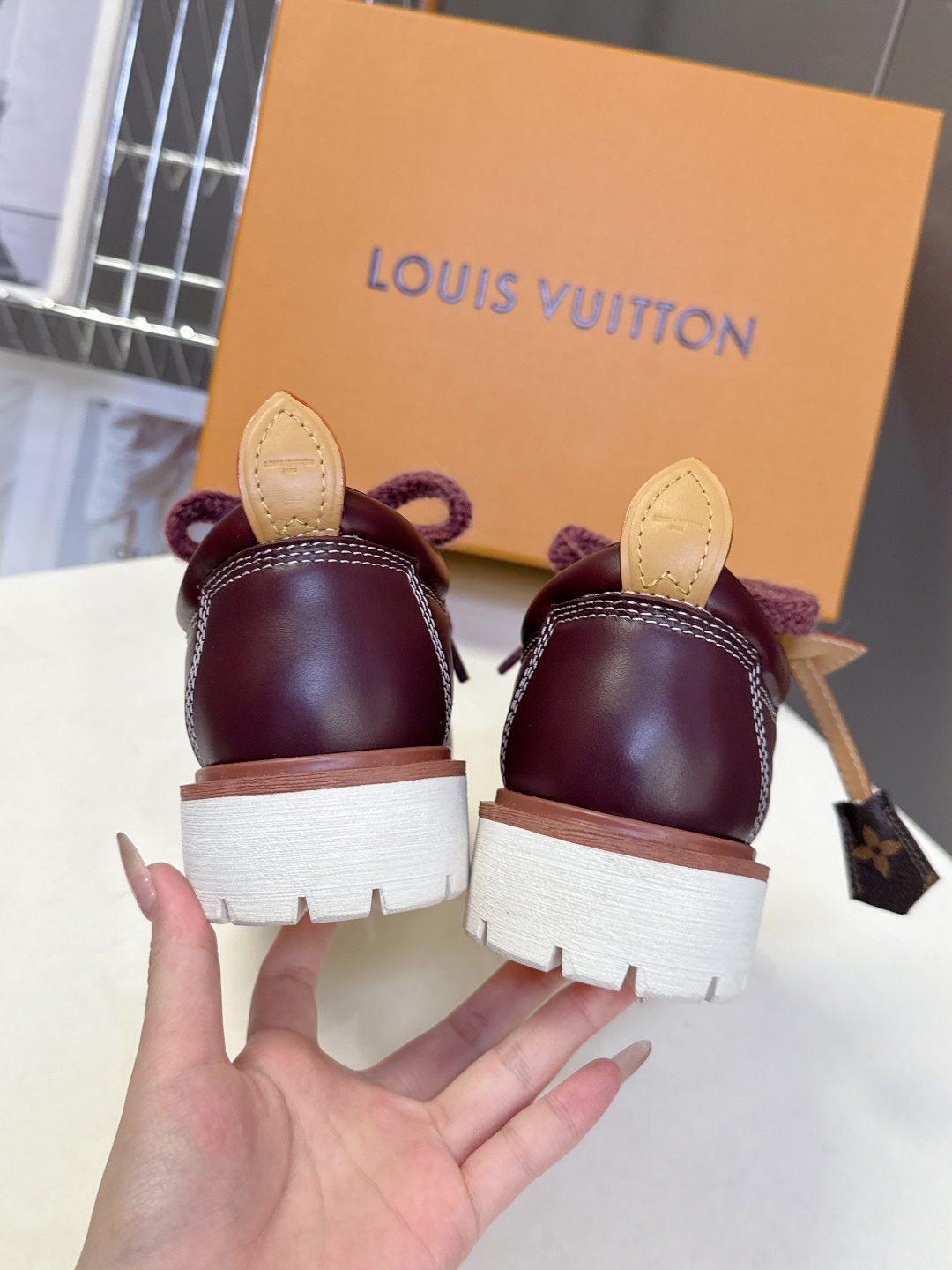  Louis vuiteeon 路易威登最新情侣款系带厚底乐福鞋 德比鞋
 这款松糕厚底系列今年非常爆和