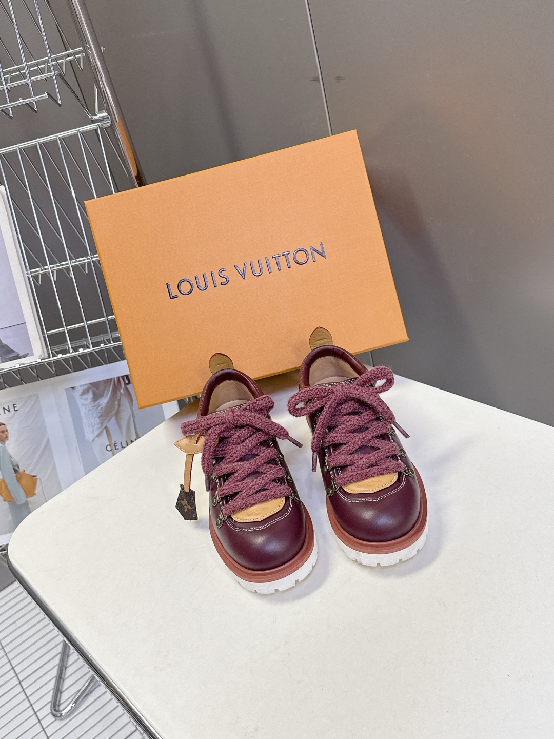  Louis vuiteeon 路易威登最新情侣款系带厚底乐福鞋 德比鞋
 这款松糕厚底系列今年非常爆和