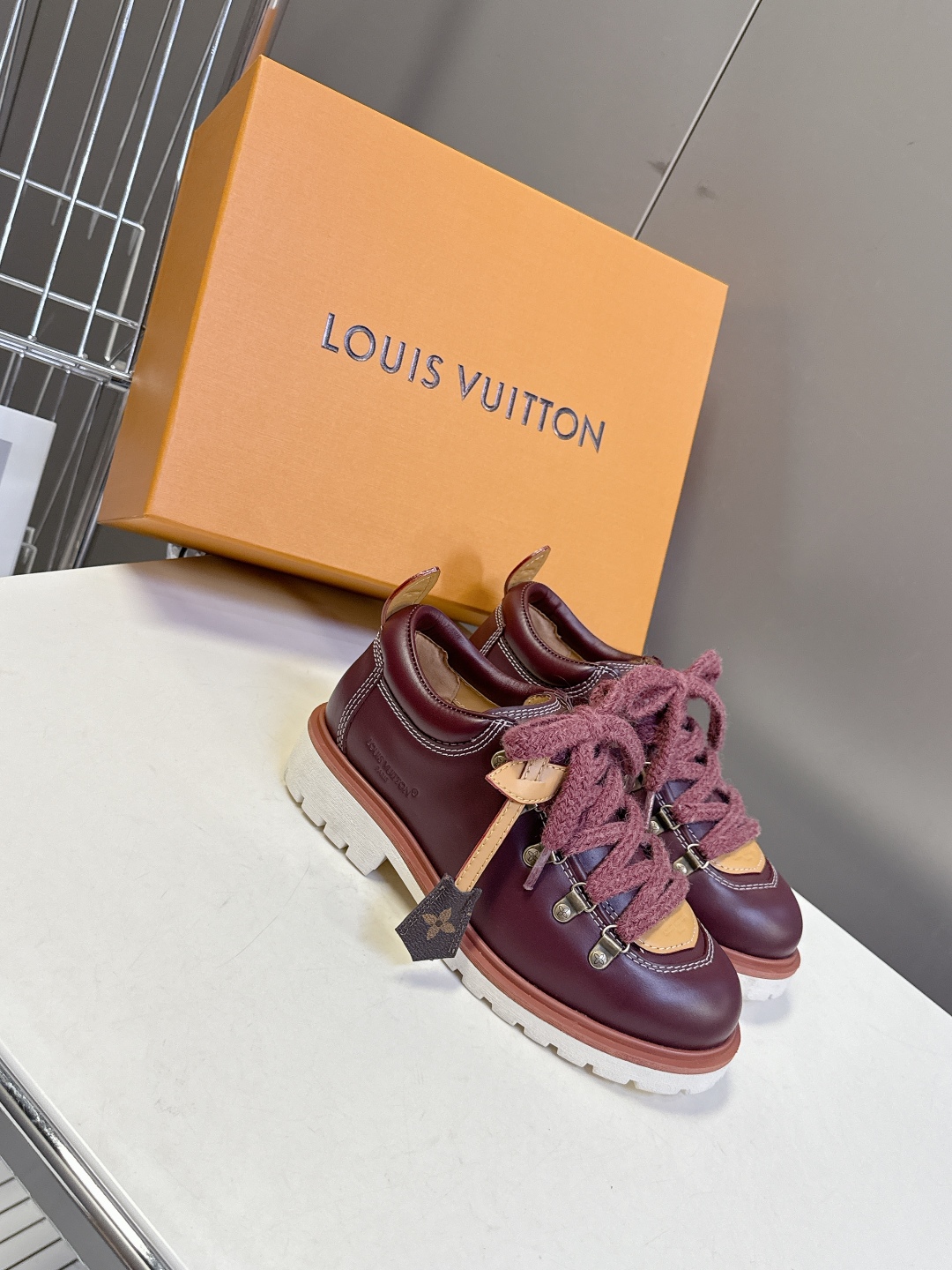  Louis vuiteeon 路易威登最新情侣款系带厚底乐福鞋 德比鞋
 这款松糕厚底系列今年非常爆和