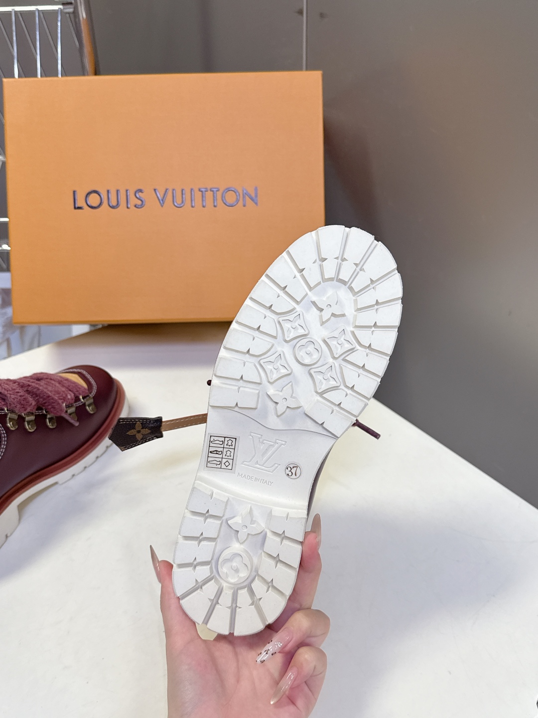  Louis vuiteeon 路易威登最新情侣款系带厚底乐福鞋 德比鞋
 这款松糕厚底系列今年非常爆和