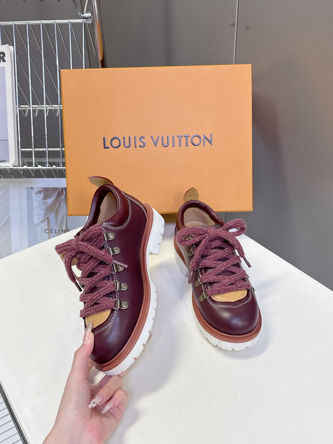  Louis vuiteeon 路易威登最新情侣款系带厚底乐福鞋 德比鞋
 这款松糕厚底系列今年非常爆和