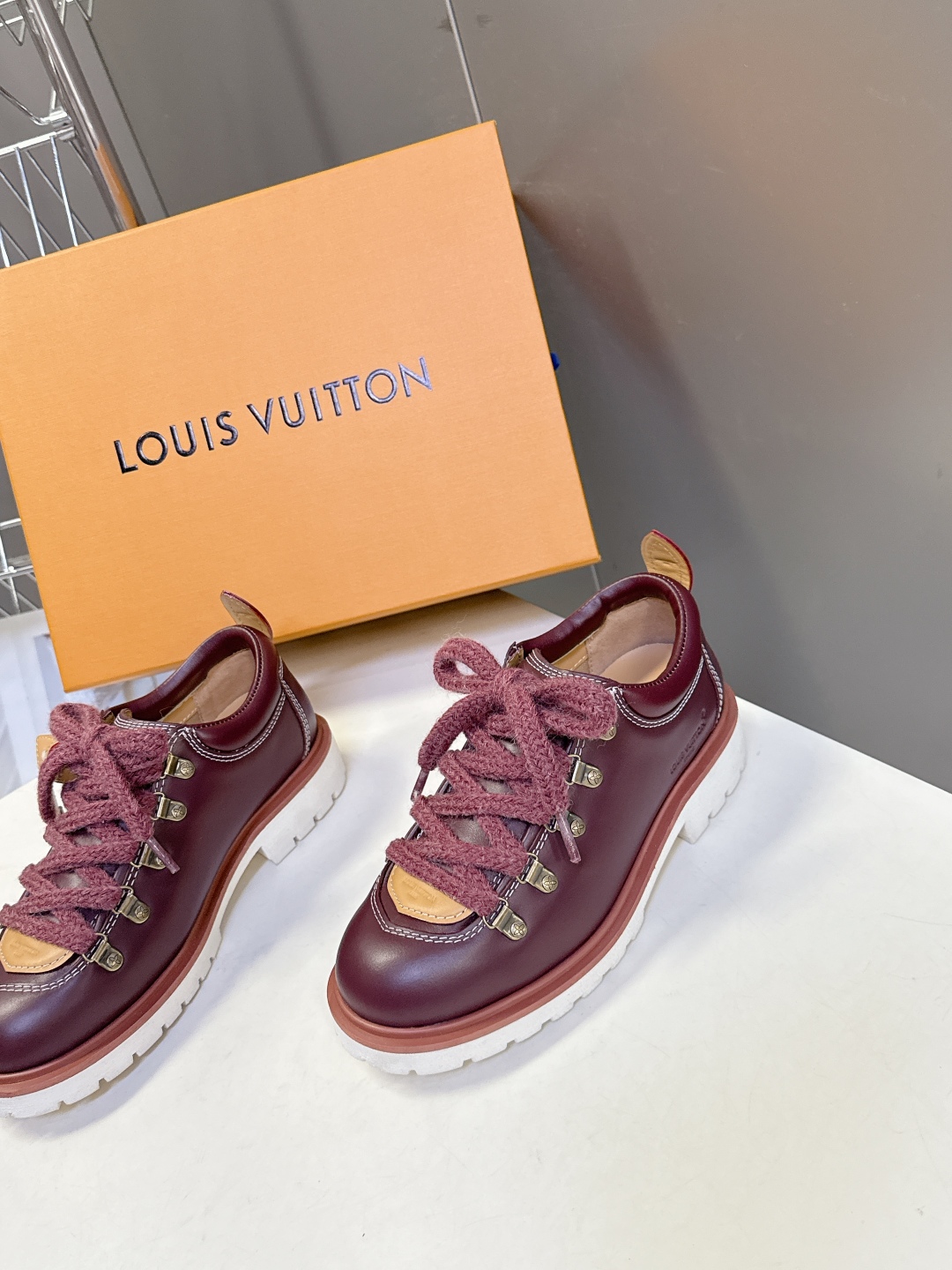  Louis vuiteeon 路易威登最新情侣款系带厚底乐福鞋 德比鞋
 这款松糕厚底系列今年非常爆和