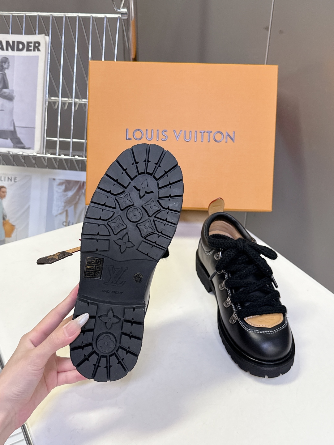  Louis vuiteeon 路易威登最新情侣款系带厚底乐福鞋 德比鞋
 这款松糕厚底系列今年非常爆和