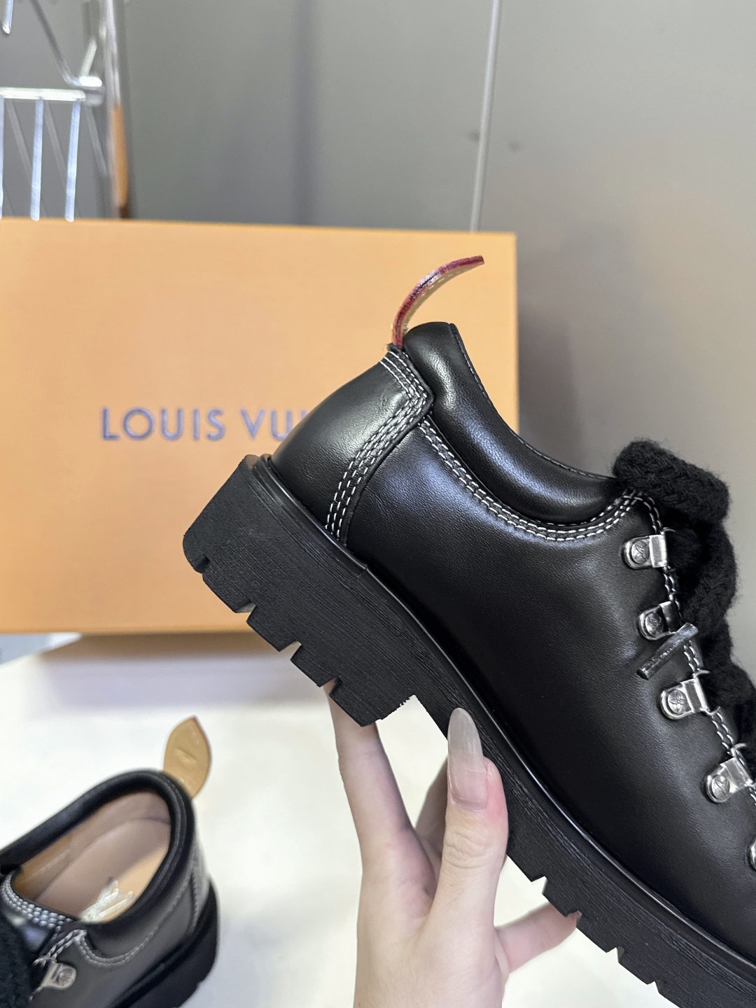  Louis vuiteeon 路易威登最新情侣款系带厚底乐福鞋 德比鞋
 这款松糕厚底系列今年非常爆和