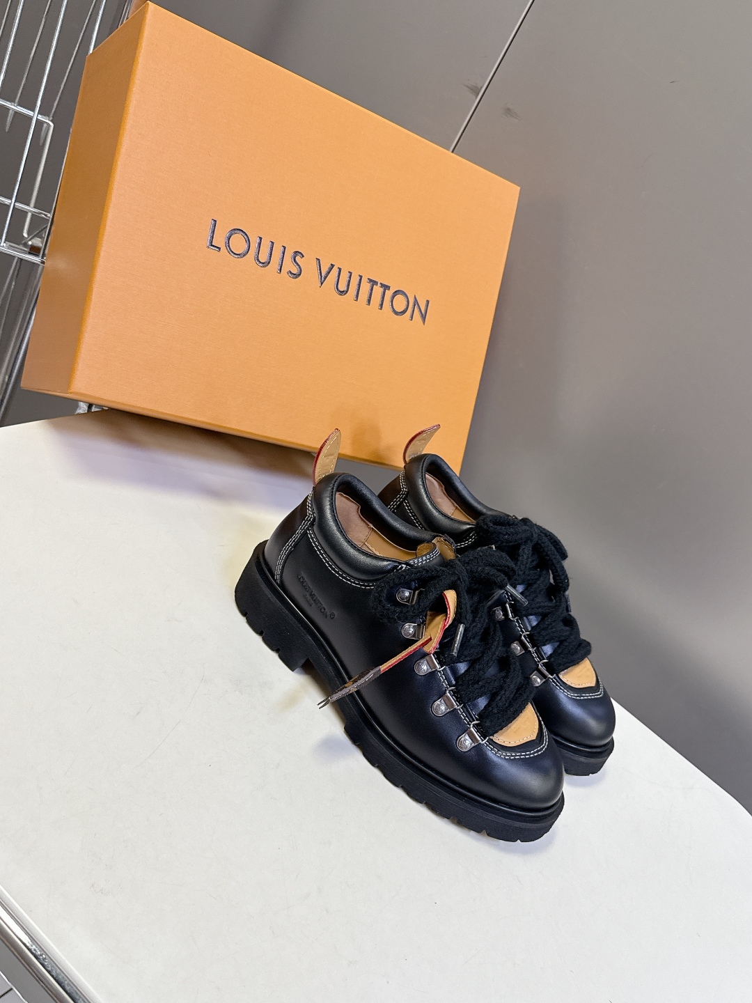  Louis vuiteeon 路易威登最新情侣款系带厚底乐福鞋 德比鞋
 这款松糕厚底系列今年非常爆和
