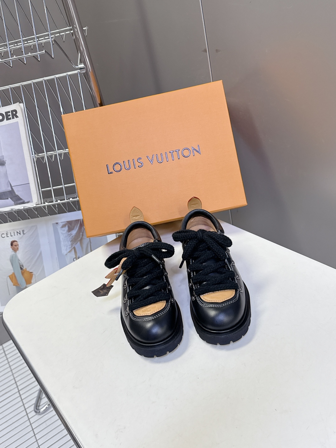 Louis vuiteeon 路易威登最新情侣款系带厚底乐福鞋 德比鞋
 这款松糕厚底系列今年非常爆和