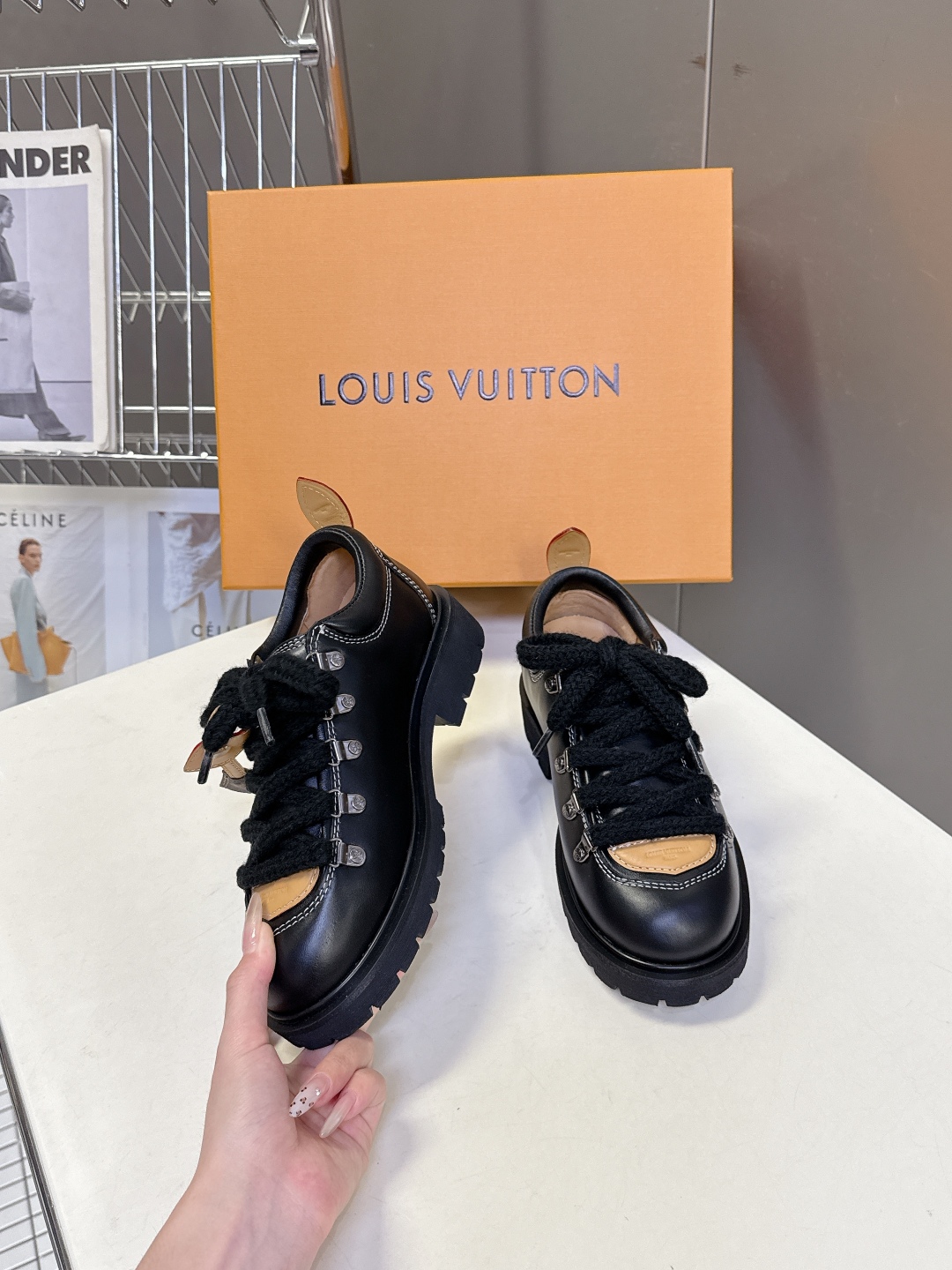  Louis vuiteeon 路易威登最新情侣款系带厚底乐福鞋 德比鞋
 这款松糕厚底系列今年非常爆和