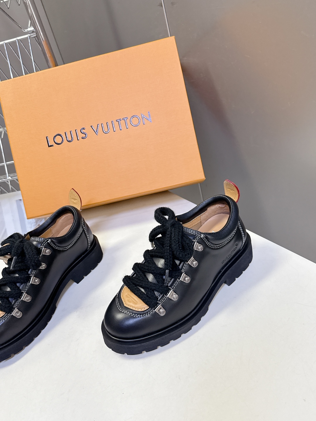  Louis vuiteeon 路易威登最新情侣款系带厚底乐福鞋 德比鞋
 这款松糕厚底系列今年非常爆和