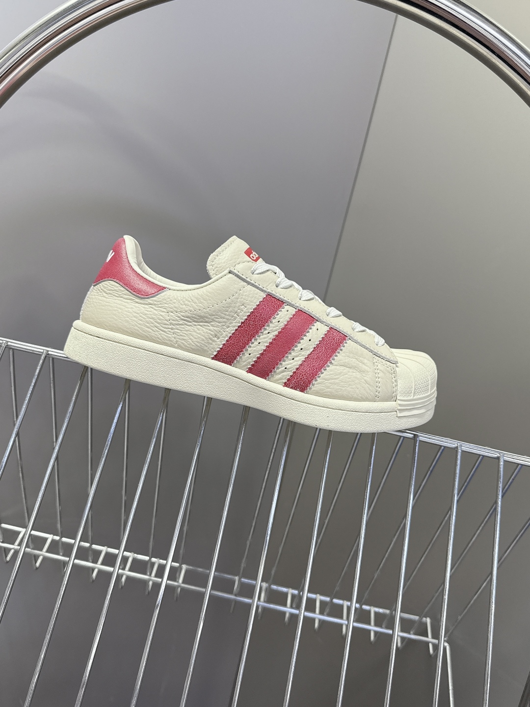  Adidas 阿迪达斯秋冬最新款休闲鞋
 超多明星网红种草 小丑贝壳休闲鞋 简直就是球鞋界的 流量收割