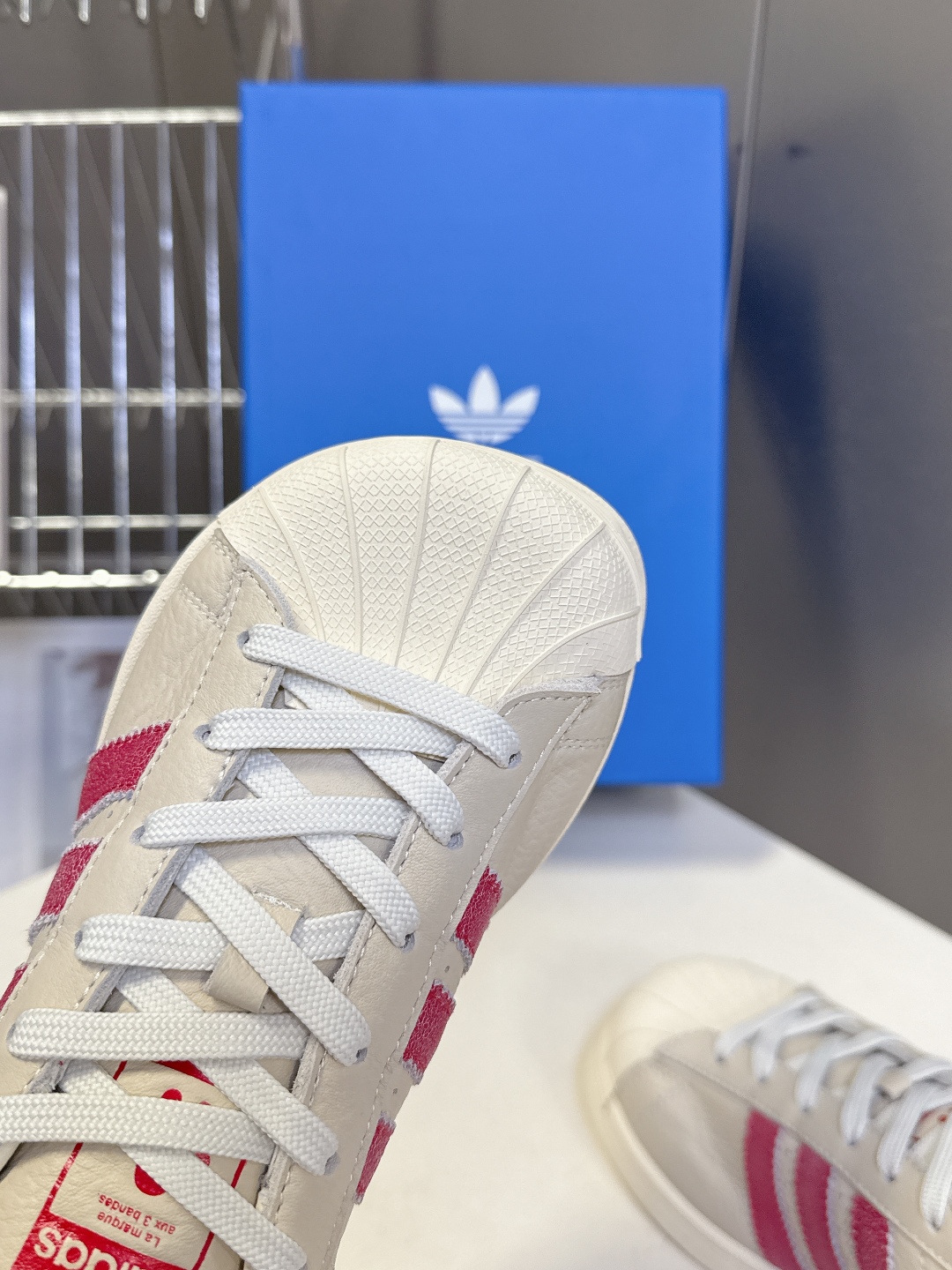  Adidas 阿迪达斯秋冬最新款休闲鞋
 超多明星网红种草 小丑贝壳休闲鞋 简直就是球鞋界的 流量收割