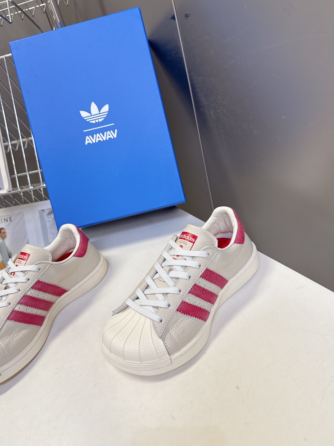  Adidas 阿迪达斯秋冬最新款休闲鞋
 超多明星网红种草 小丑贝壳休闲鞋 简直就是球鞋界的 流量收割