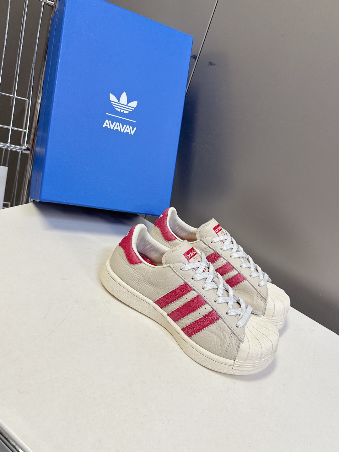  Adidas 阿迪达斯秋冬最新款休闲鞋
 超多明星网红种草 小丑贝壳休闲鞋 简直就是球鞋界的 流量收割