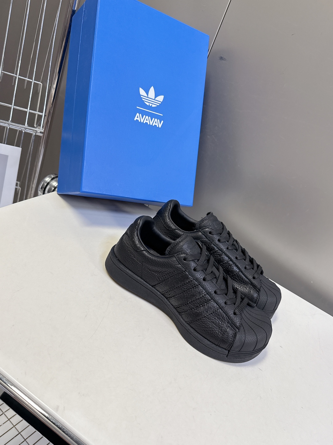  Adidas 阿迪达斯秋冬最新款休闲鞋
 超多明星网红种草 小丑贝壳休闲鞋 简直就是球鞋界的 流量收割