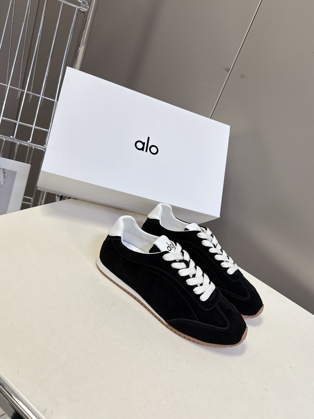   alo2025秋冬最新情侣款德训鞋 休闲鞋
 美国瑜伽服品牌超火的alo 欧美明星私服首选 这系列真