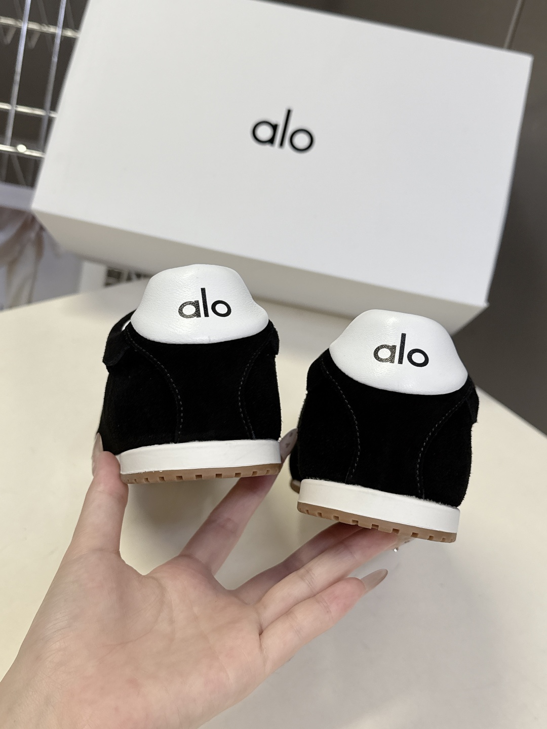   alo2025秋冬最新情侣款德训鞋 休闲鞋
 美国瑜伽服品牌超火的alo 欧美明星私服首选 这系列真