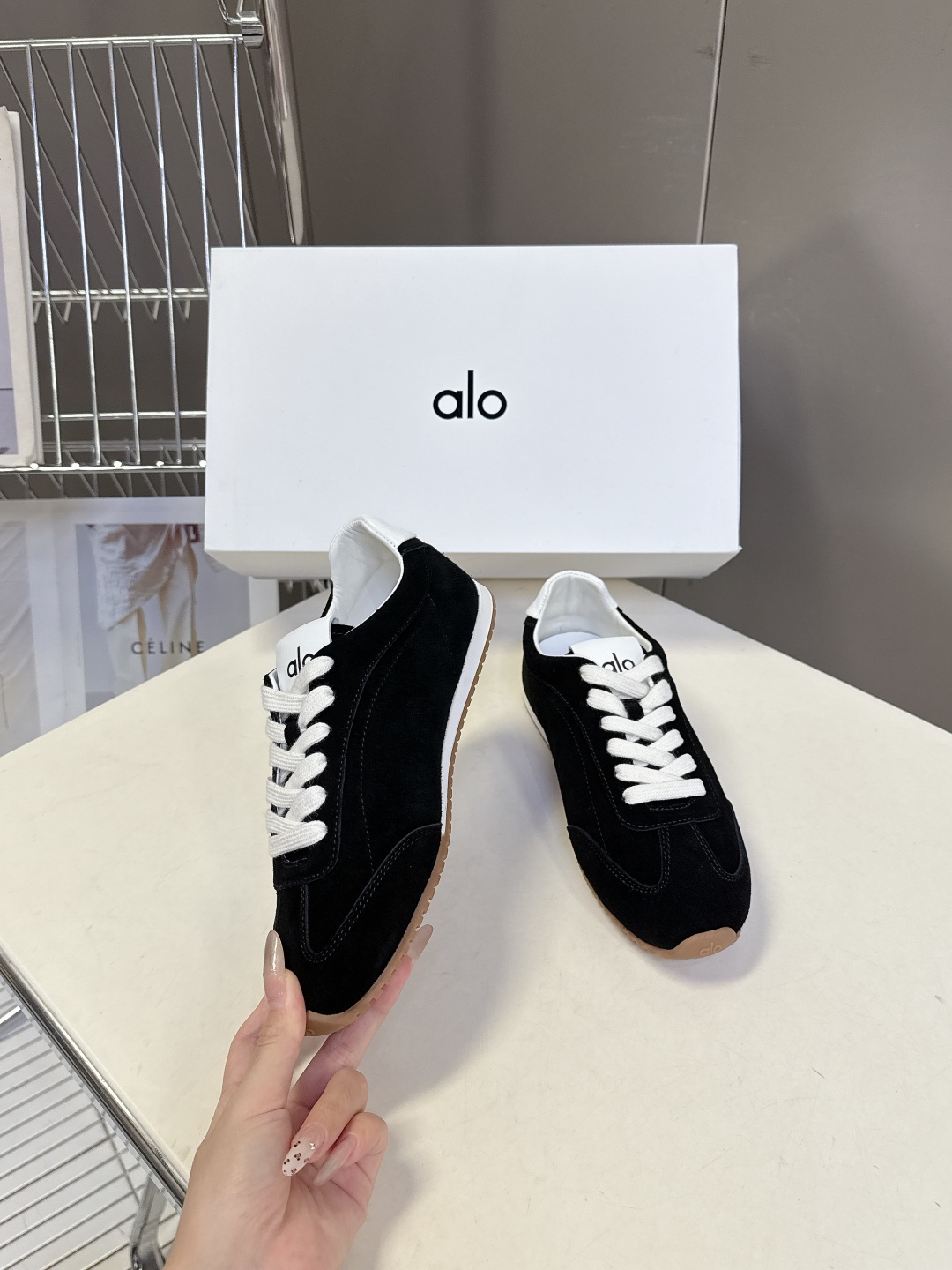   alo2025秋冬最新情侣款德训鞋 休闲鞋
 美国瑜伽服品牌超火的alo 欧美明星私服首选 这系列真
