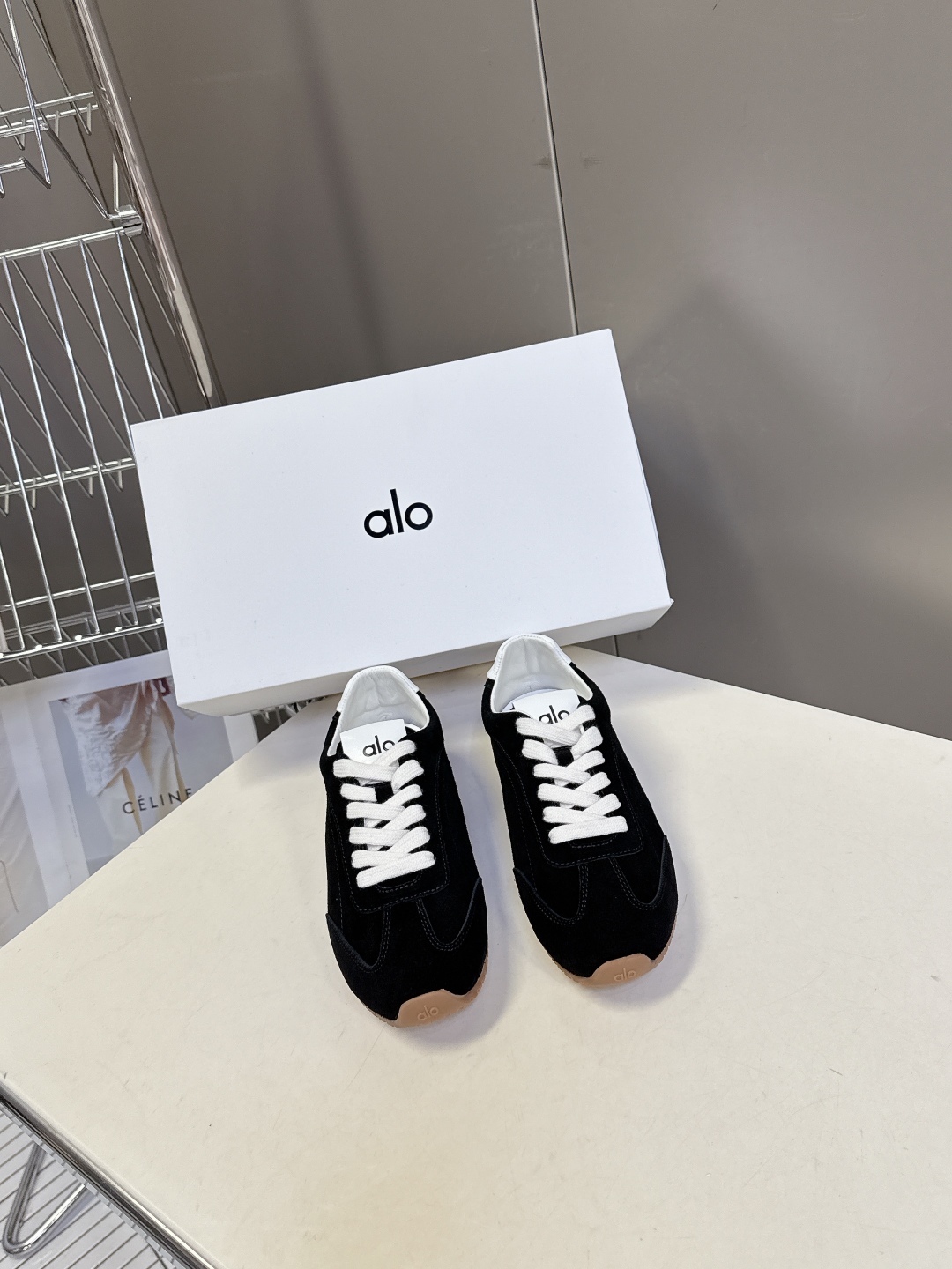   alo2025秋冬最新情侣款德训鞋 休闲鞋
 美国瑜伽服品牌超火的alo 欧美明星私服首选 这系列真