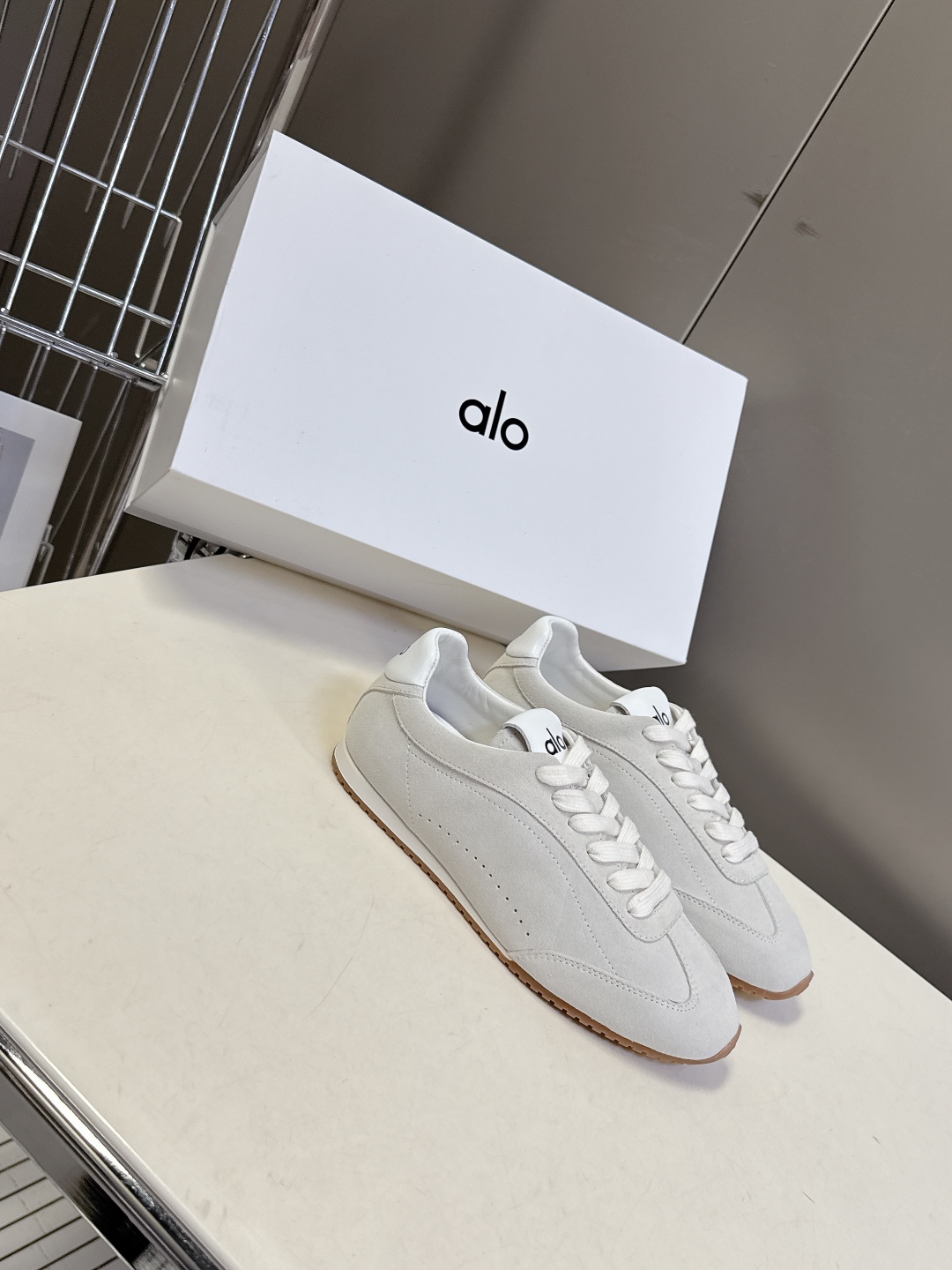   alo2025秋冬最新情侣款德训鞋 休闲鞋
 美国瑜伽服品牌超火的alo 欧美明星私服首选 这系列真