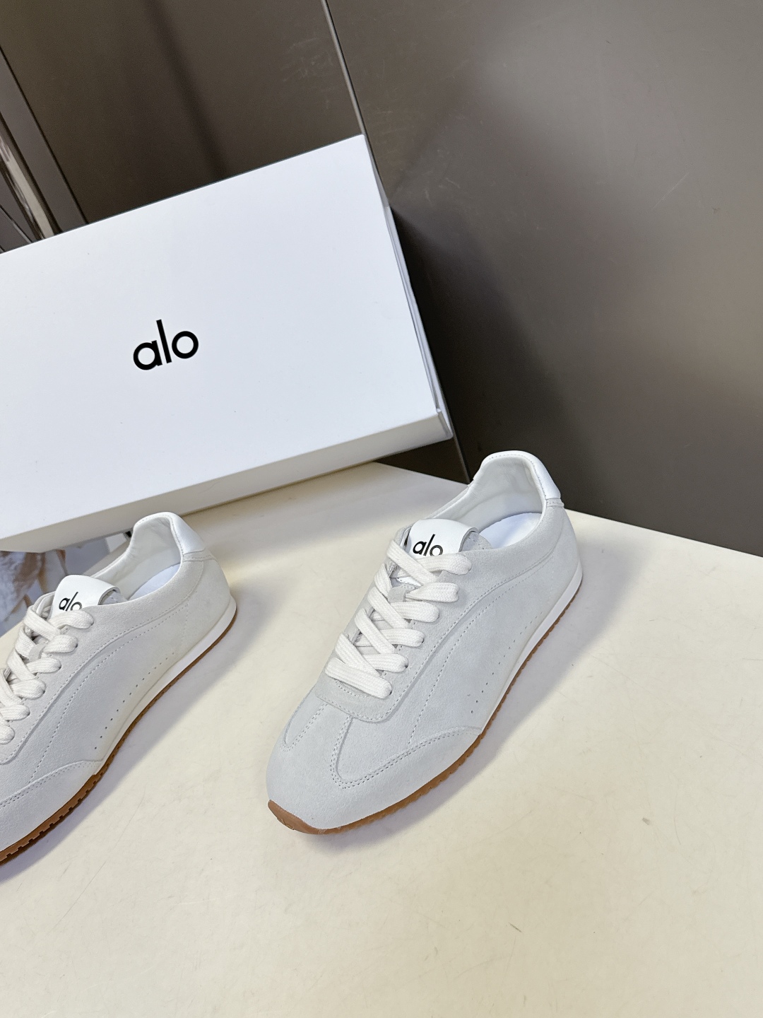   alo2025秋冬最新情侣款德训鞋 休闲鞋
 美国瑜伽服品牌超火的alo 欧美明星私服首选 这系列真