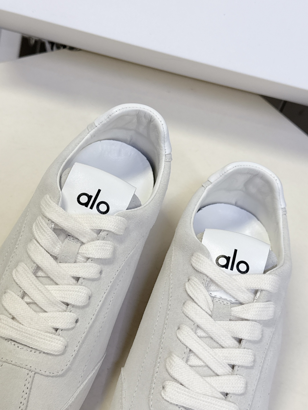   alo2025秋冬最新情侣款德训鞋 休闲鞋
 美国瑜伽服品牌超火的alo 欧美明星私服首选 这系列真