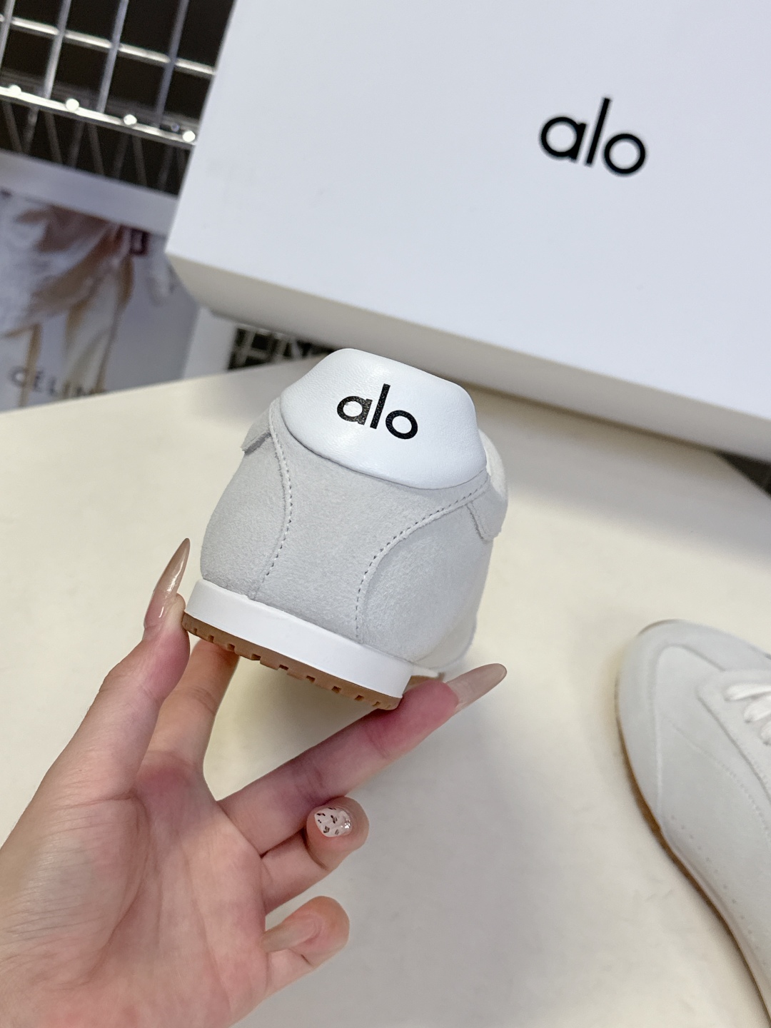   alo2025秋冬最新情侣款德训鞋 休闲鞋
 美国瑜伽服品牌超火的alo 欧美明星私服首选 这系列真