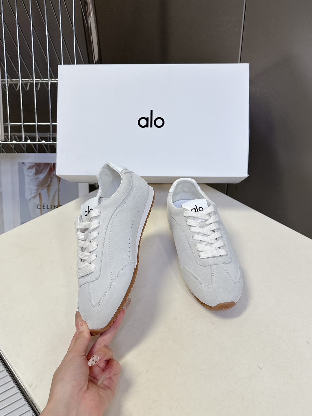   alo2025秋冬最新情侣款德训鞋 休闲鞋
 美国瑜伽服品牌超火的alo 欧美明星私服首选 这系列真