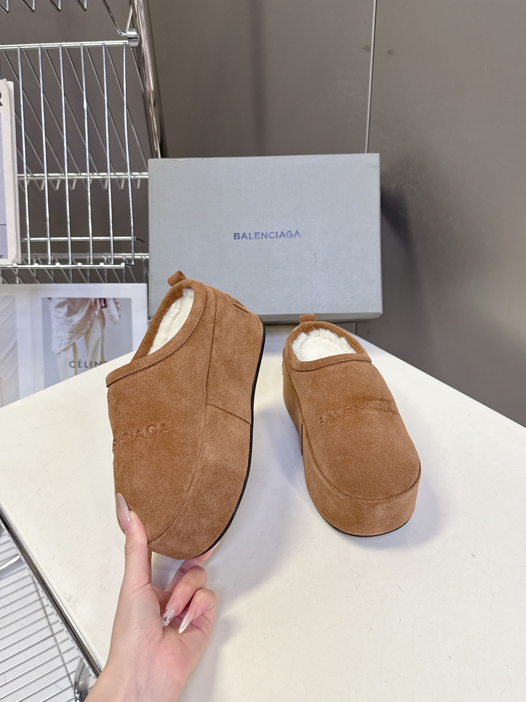  BALENCIAGA巴黎世家秋冬最新款厚底毛毛拖
时装博主与欧美明星大爱款 冬季必备款 时尚却不过分张
