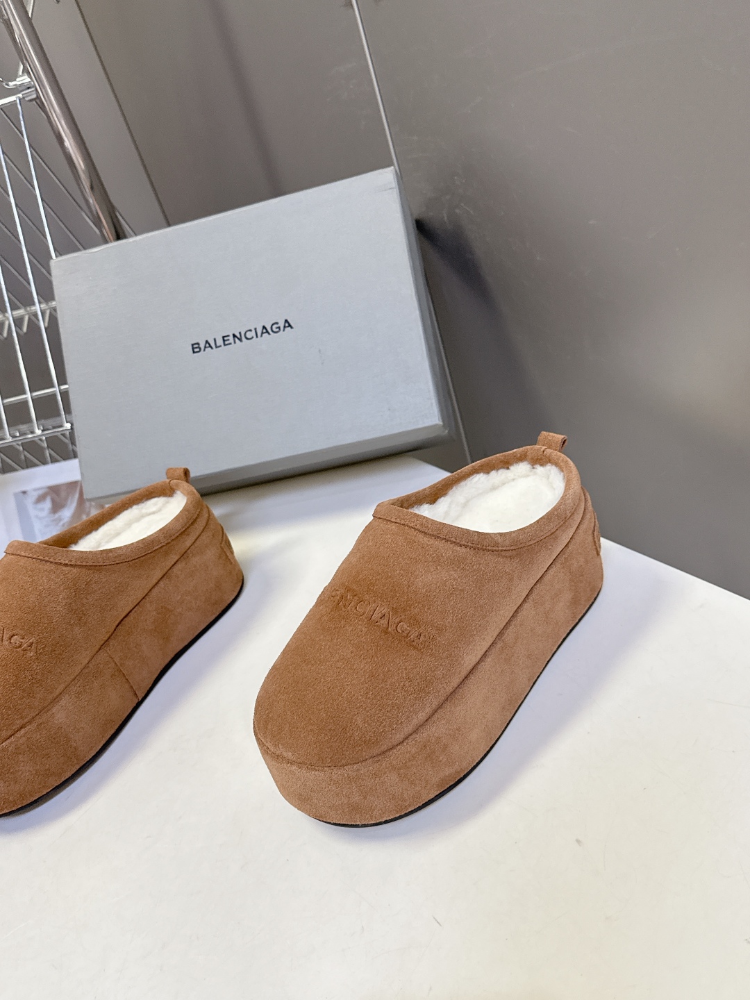  BALENCIAGA巴黎世家秋冬最新款厚底毛毛拖
时装博主与欧美明星大爱款 冬季必备款 时尚却不过分张