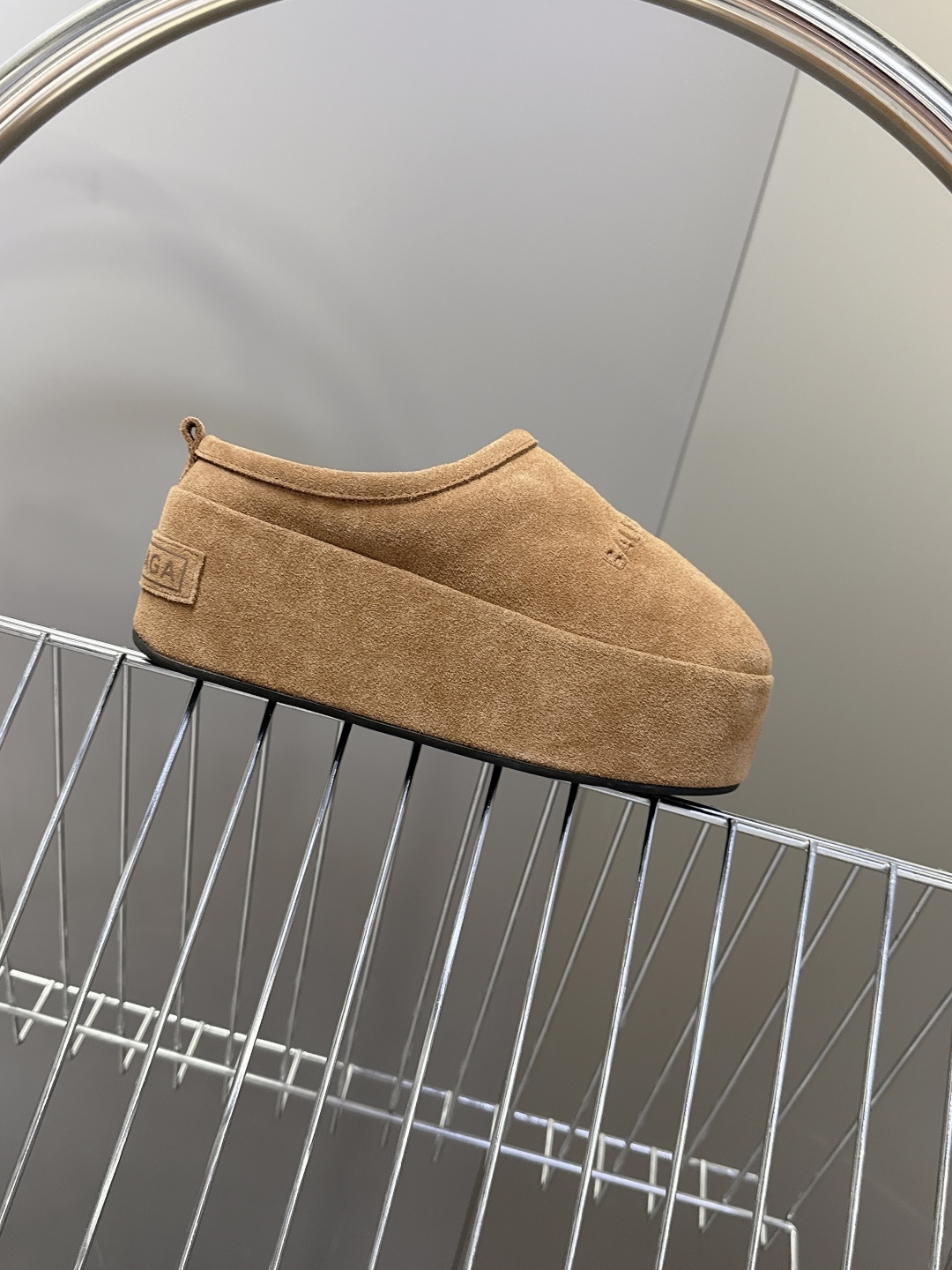  BALENCIAGA巴黎世家秋冬最新款厚底毛毛拖
时装博主与欧美明星大爱款 冬季必备款 时尚却不过分张