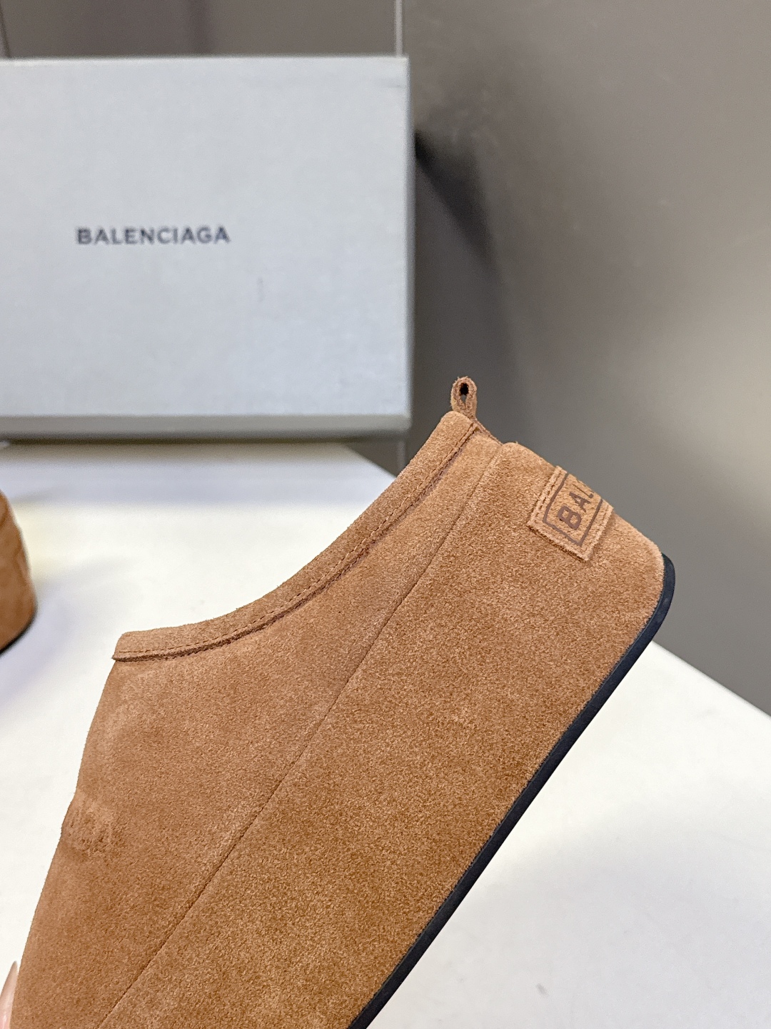 BALENCIAGA巴黎世家秋冬最新款厚底毛毛拖
时装博主与欧美明星大爱款 冬季必备款 时尚却不过分张