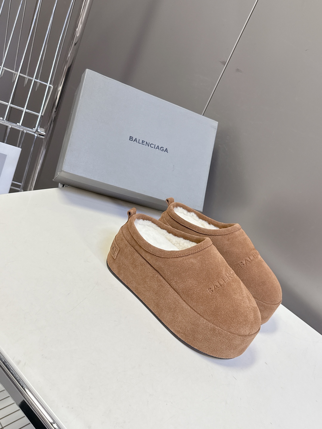  BALENCIAGA巴黎世家秋冬最新款厚底毛毛拖
时装博主与欧美明星大爱款 冬季必备款 时尚却不过分张