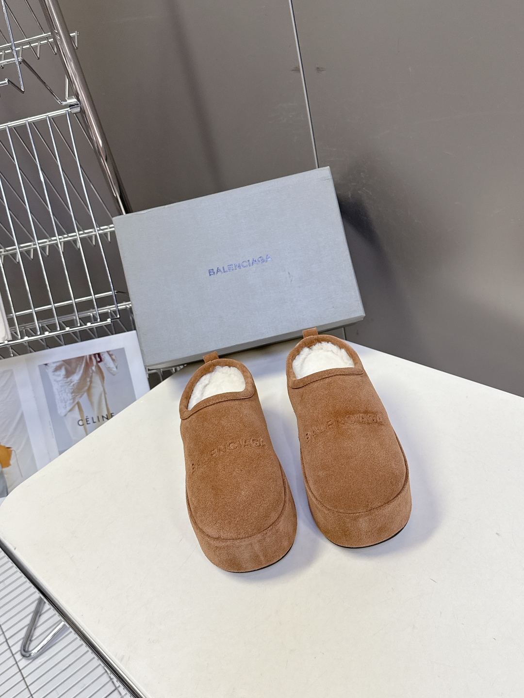  BALENCIAGA巴黎世家秋冬最新款厚底毛毛拖
时装博主与欧美明星大爱款 冬季必备款 时尚却不过分张