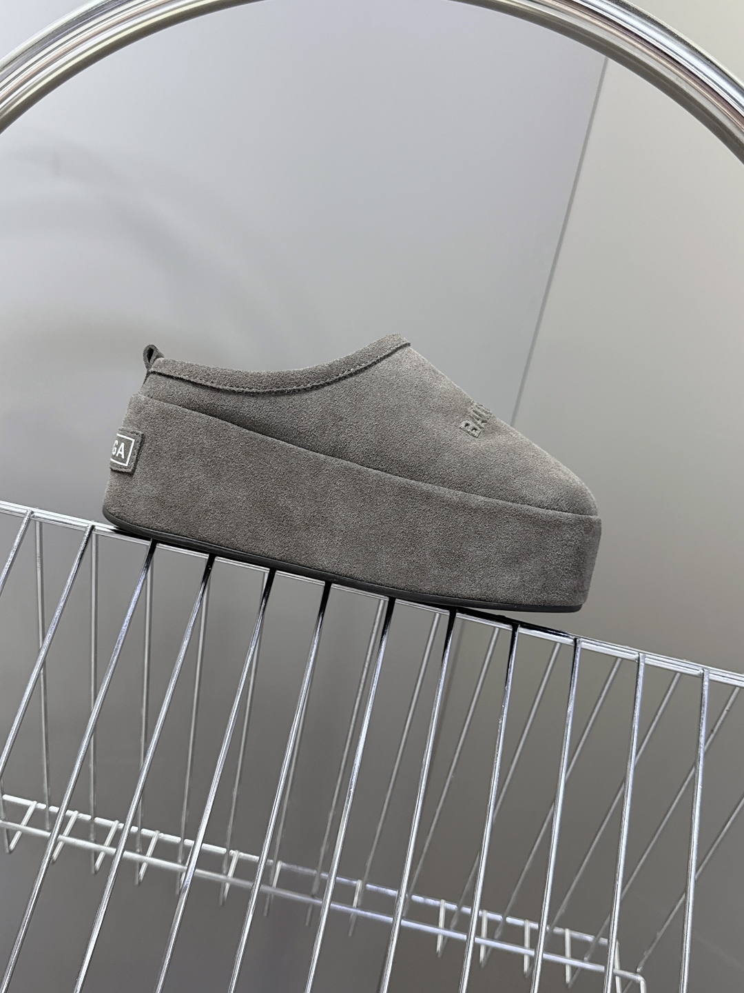  BALENCIAGA巴黎世家秋冬最新款厚底毛毛拖
时装博主与欧美明星大爱款 冬季必备款 时尚却不过分张