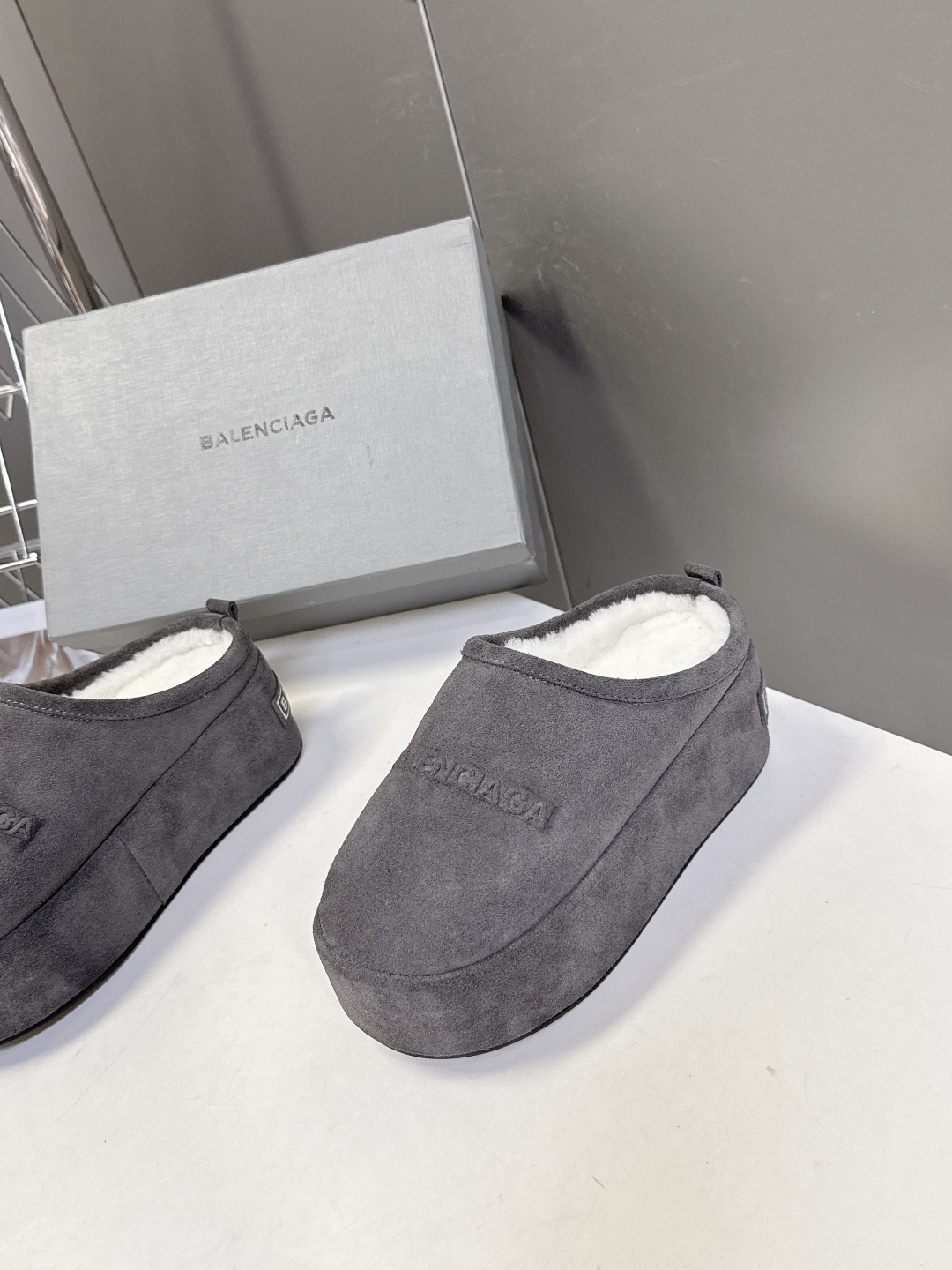  BALENCIAGA巴黎世家秋冬最新款厚底毛毛拖
时装博主与欧美明星大爱款 冬季必备款 时尚却不过分张